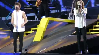 Larry Stylinson serenading each other live (18, You&I: OTRA)