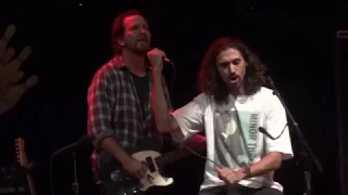 Eddie Vedder sings black with a fan in SP