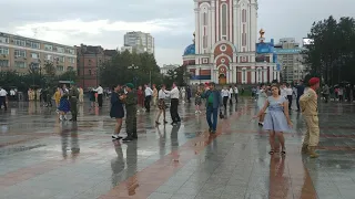 «Победный вальс» под дождем исполнили хабаровчане