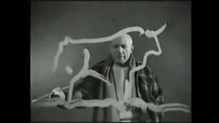 Pablo Picasso pintando y esculpiendo en su taller