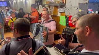 Apreciem este fabuloso grupo de concertinas a tocarem perfeitamente bem.