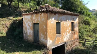 Antigo moinho movido a roda d’água abandonado.