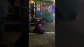 В центре Екатеринбурга водитель автобуса выволок пенсионерку  -  она долго поднималась по ступенькам