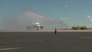 Colorado Avalanche get water cannons upon arrival in Denver