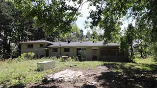 Abandoned 1960’s House Forgotten in the Middle Of Nowhere