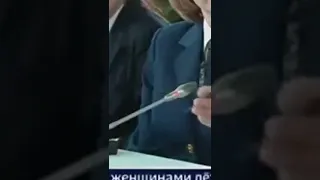 ПУТИН настолько испуган в своем бункере, что ему массовку и микрофоны в хромакее рисуют.