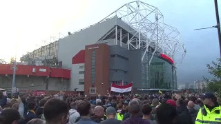 Angry Manchester United fans protesting ahead of Liverpool game | Glazers | Old Trafford #EPL #MUFC