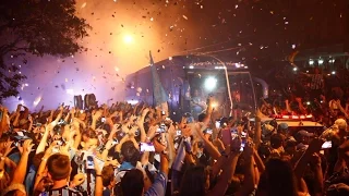 Torcida recebendo Ônibus do Grêmio na Arena - Geral do Grêmio ( Recebimento ) Com Letra !