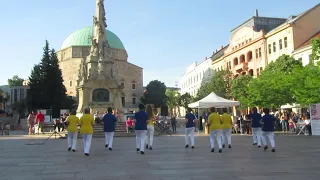 Szenior Örömtánc Máriával - Pécs Tánc Világnapja a pécsi Széchenyi téren