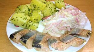 Отварной картофель🥔 с селёдкой🐟 и маринованым луком