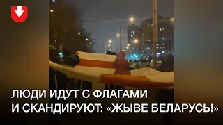Жители Зеленого Луга вышли на вечернюю прогулку с бело-красно-белыми флагами