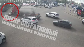 На Донецком шоссе фура врезалась в легковушку