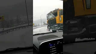В Усть-Куте произошло жесткое столкновение двух большегрузов
