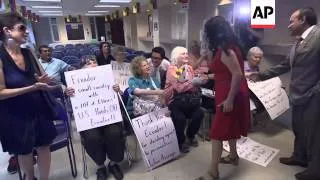 Assange supporters gather at Ecuadorian Consulate to say thank you