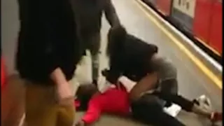 Shocking video shows f ight among pa ssengers on Tube train