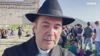 Assisi, anche un prete tra i manifestanti al corteo no green pass