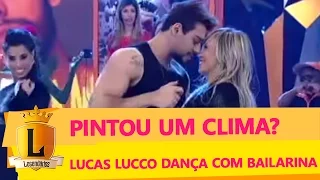 Pintou um clima! Lucas Lucco canta perto de dançarina do Legendários