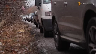 Майорськ на лінії розмежування: життя в чергах і загроза обстрілів