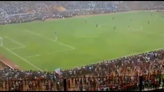 Persija vs arema 2010, suporter membludak sampai lapangan