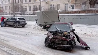 В Волгограде иномарка протаранила грузовик: водитель в больнице