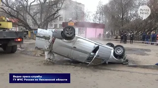 Спасатели извлекают провалившийся под землю автомобиль в Пензе