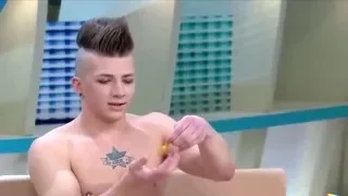 Андрей Мартыненко ест рыбу