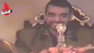 عدي صدام حسين يطلب من حاتم العراقي الغناء من دون ميكرفون / فيديو نادر