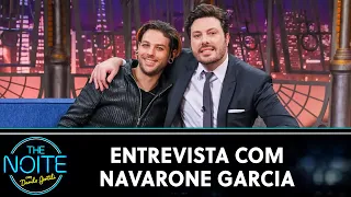 Entrevista com Navarone Garcia, filho de Priscilla Presley | The Noite (16/08/22)