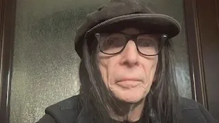 MICK MARS ADMITS THAT HE HAS NEVER READ THE MOTLEY CRUE BIOGRAPHY THE DIRT