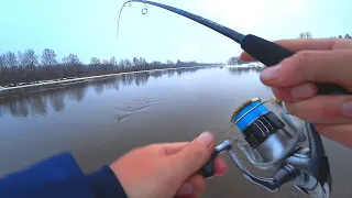 СУДАК ВЕСНОЙ по высокой воде! ВОТ ЭТО У НЕГО УДАРЫ! Ловля судака весной на спиннинг! Рыбалка на джиг