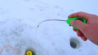 ОФИГЕЛ КОГДА ПОДСЁК!!! От этой рыбы ЛЕСКА ТРЕЩИТ в руках! Впервые так ловлю СО ЛЬДА! Зимняя рыбалка!