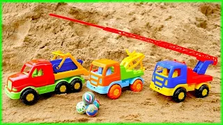 Brincando na areia com caminhões e com tratores na fazenda! Vídeo com carros em português