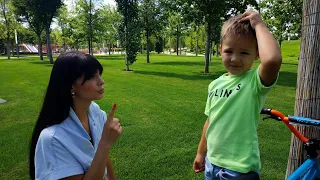 Тимон и Мама соблюдают правила поведения в парке Галицкого