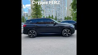 Оклейка черной виниловой матовой пленкой белого BMW X5 в студии FERZ