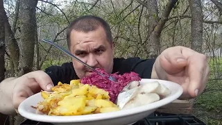 Обжор - жареная картошка с селедкой и свекольный салат