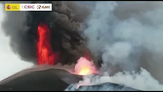 20/10/21 Vista del volcán y a sus pies muestreando... Erupción La Palma IGME-CSIC