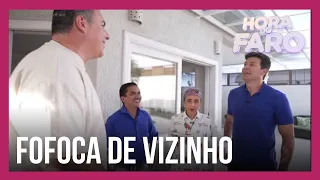 Reinaldo Gottino “entrega” seu vizinho Manoel Gomes durante visita do Faro