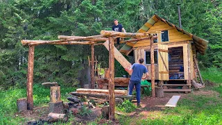 ЗАКРЫВАЕМ КРЫШУ БЕСЕДКИ САМОДЕЛЬНЫМИ ДОСКАМИ | ￼РАБОТАЕМ В ДВЕ ПИЛЫ! ДЕЛО ИДЁТ!