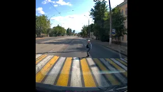 ВОДИТЕЛЬ СПАС ПЕШЕХОДА, КОТОРОГО ЧУТЬ НЕ СБИЛА МАШИНА / Driver saved a WALKER