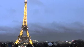 Eiffel Tower Sparkles at 6pm still