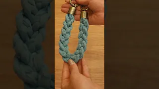 Aprenda essa alça de mão linda e super fácil 💙 #shorts #crocheteiras #crochet