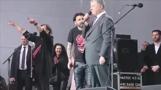 Порошенко поет колыбельную патриотам.