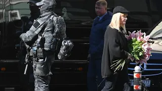 Алла Пугачева на прощании с Михаилом Горбачёвым. К гробу она принесла букет лилий.