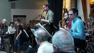 Ewan Bleach and his band play 'You're driving me crazy' by Walter Donaldson  8.1.23