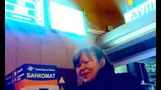 Бабка в 5 утра на московском вокзале отожгла!)).wmv