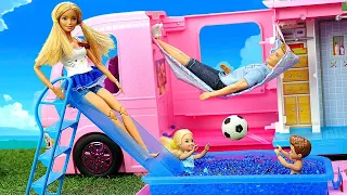 Viagem em família! Barbie vai para o interior! Novelinha da boneca Barbie em português