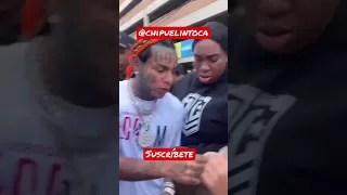 Tekashi 6ix9ine Regala Dinero afuera de la cabina de Alofoke