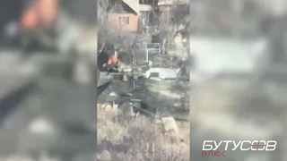 Горящий российский танкист выпрыгивает из Т-72 после попадания "Стугны" 92 бригады ВСУ под Харьковом