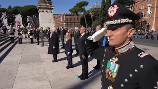 Mattarella depone una corona d’alloro sulla Tomba del Milite Ignoto