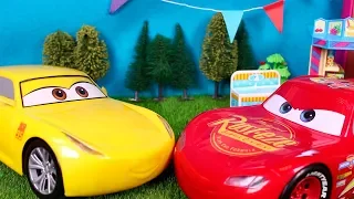 🚗 CARS 🚗 Rayo McQueen y Cruz pasean juntos | Videos de juguetes en español